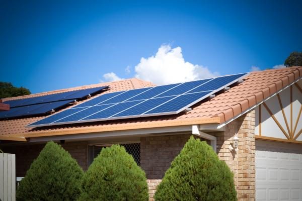 A-modern-Australian-house-with-solar-panels-on-the-roof